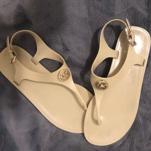 MICHAEL KORS-Tan
Jelly Rubber T-Strap Sandals
Size: 8 | US 8